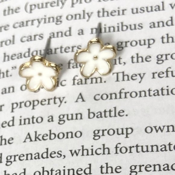 Alquimia Jewelry - GOLD ENAMEL DAISY DAINTY STUDS